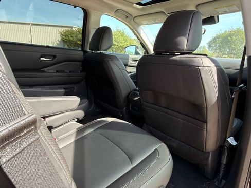 Used 2025 Nissan Pathfinder SL w/ SL Premium Package image 18