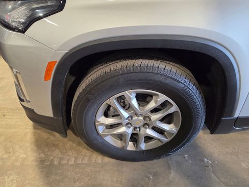 Used 2022 Chevrolet Traverse LS AWD/4WD image 3