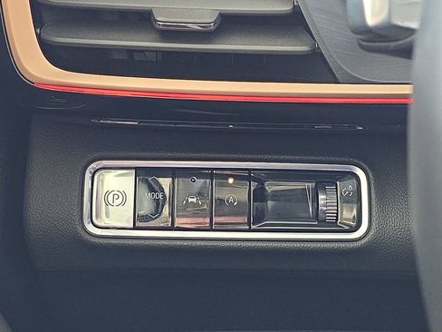 Certified 2025 Buick Envision Sport Touring image 18