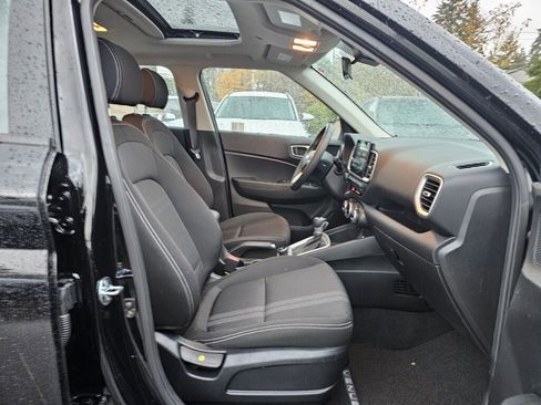 Used 2025 Hyundai Venue SEL image 10