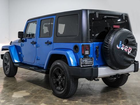 Used 2015 Jeep Wrangler Unlimited Sahara w/ Connectivity Group AWD/4WD image 11