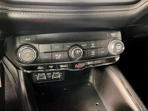 Used 2021 Dodge Durango SXT image 32