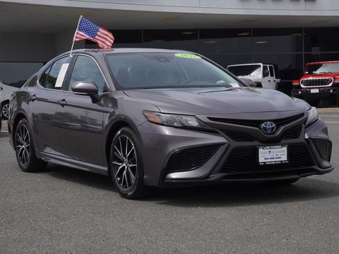 Used 2022 Toyota Camry SE w/ Cold Weather Package FWD image 2