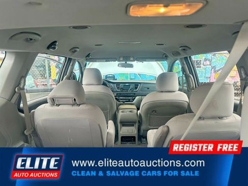 Used 2017 Kia Sedona L image 17