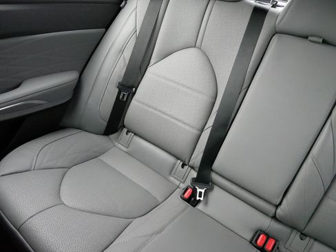 Used 2020 Toyota Avalon Limited image 12