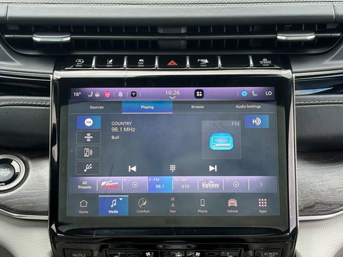 Used 2022 Jeep Grand Cherokee Overland w/ Luxury Tech Group IV AWD/4WD image 38