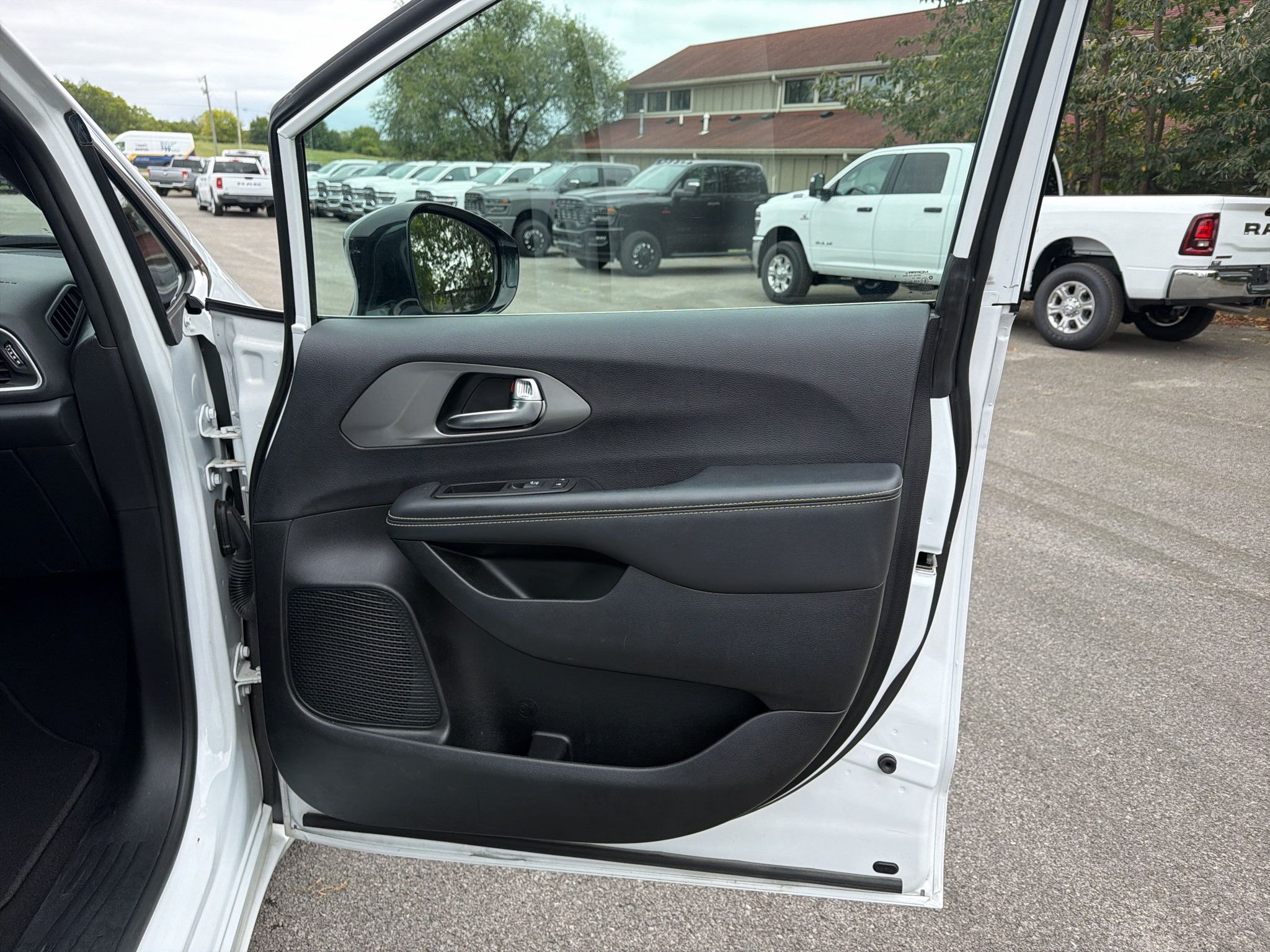 Used 2025 Chrysler Pacifica Select FWD image 19