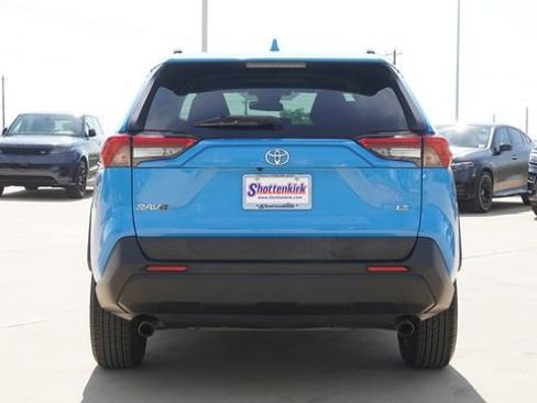 Used 2019 Toyota RAV4 LE FWD image 8