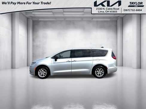 Used 2023 Chrysler Voyager LX FWD image 3