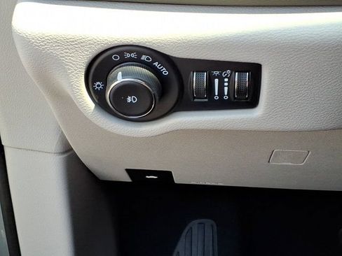 Used 2024 Chrysler Pacifica Touring-L FWD image 26
