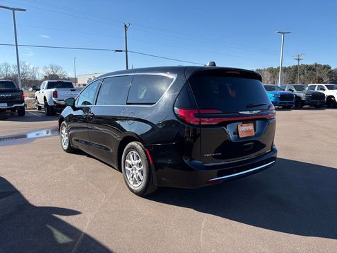 Certified 2024 Chrysler Pacifica Touring-L FWD image 3