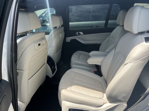Used 2022 BMW X7 xDrive40i w/ M Sport Package AWD/4WD image 31