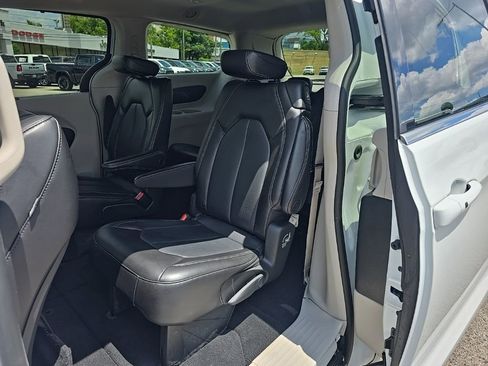 Used 2023 Chrysler Pacifica Touring-L FWD image 22