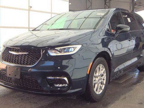 Used 2025 Chrysler Pacifica Select FWD image 3