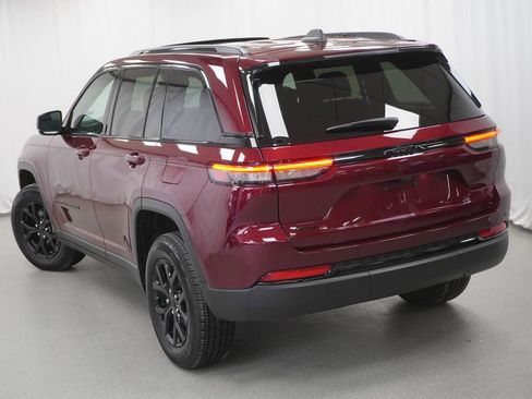 Certified 2025 Jeep Grand Cherokee Altitude image 11