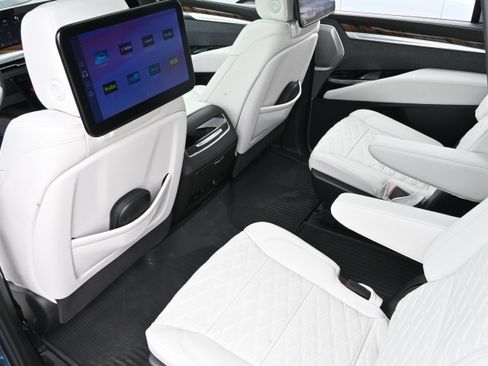 Used 2026 Cadillac Escalade Platinum Sport w/ LPO, ONYX Package AWD/4WD image 12