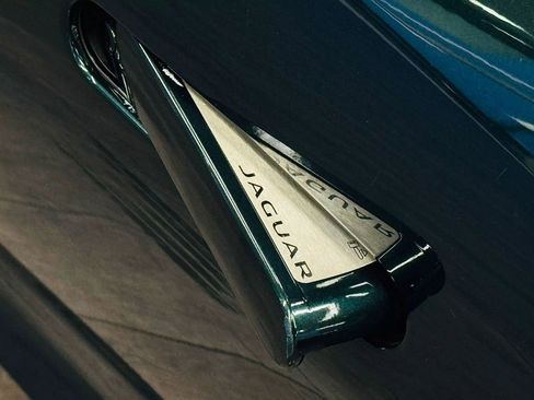 Used 2016 Jaguar F-TYPE R image 25