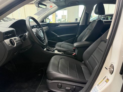 Used 2021 Volkswagen Passat 2.0T SE FWD image 11