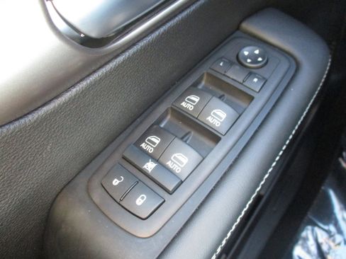 Used 2025 Chrysler Pacifica Select image 35