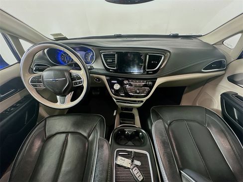 Used 2018 Chrysler Pacifica Limited w/ Tire & Wheel Group image 10