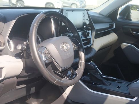 Used 2020 Toyota Highlander XLE AWD/4WD image 9