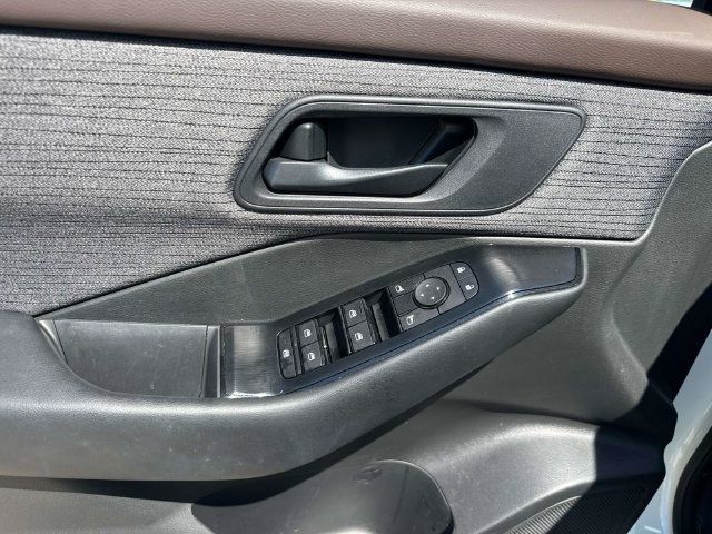Used 2023 Nissan Rogue S AWD/4WD image 25