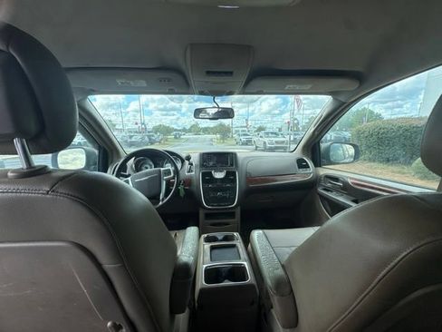 Used 2013 Chrysler Town & Country Touring FWD image 19