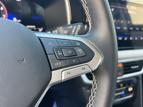 Certified 2025 Volkswagen Taos SE image 16