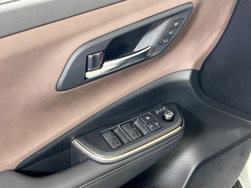 Used 2023 Toyota Crown Limited image 16