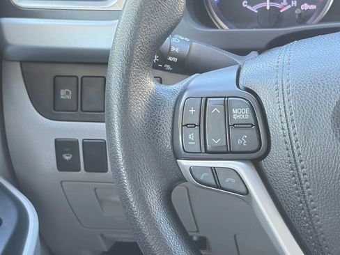 Used 2018 Toyota Highlander LE AWD/4WD image 29