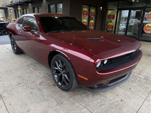 Used 2022 Dodge Challenger SXT w/ Driver Convenience Group image 5