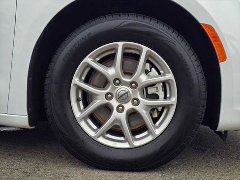 Used 2025 Chrysler Pacifica Select FWD image 9