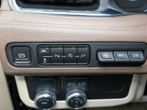 Used 2021 GMC Yukon Denali w/ Denali Premium Package image 34