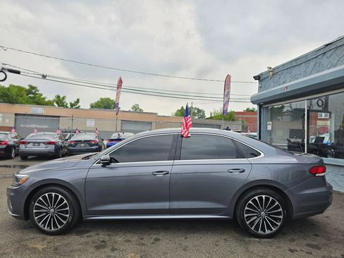 Used 2022 Volkswagen Passat 2.0T image 2