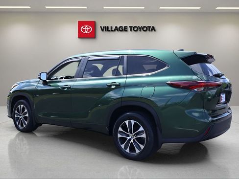 Certified 2025 Toyota Highlander XLE image 3