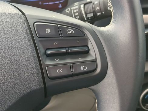 Used 2023 Hyundai Venue Limited image 21