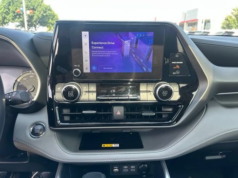 Used 2023 Toyota Highlander XLE FWD image 4