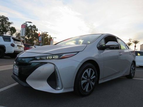 Used 2019 Toyota Prius Prime Premium image 3