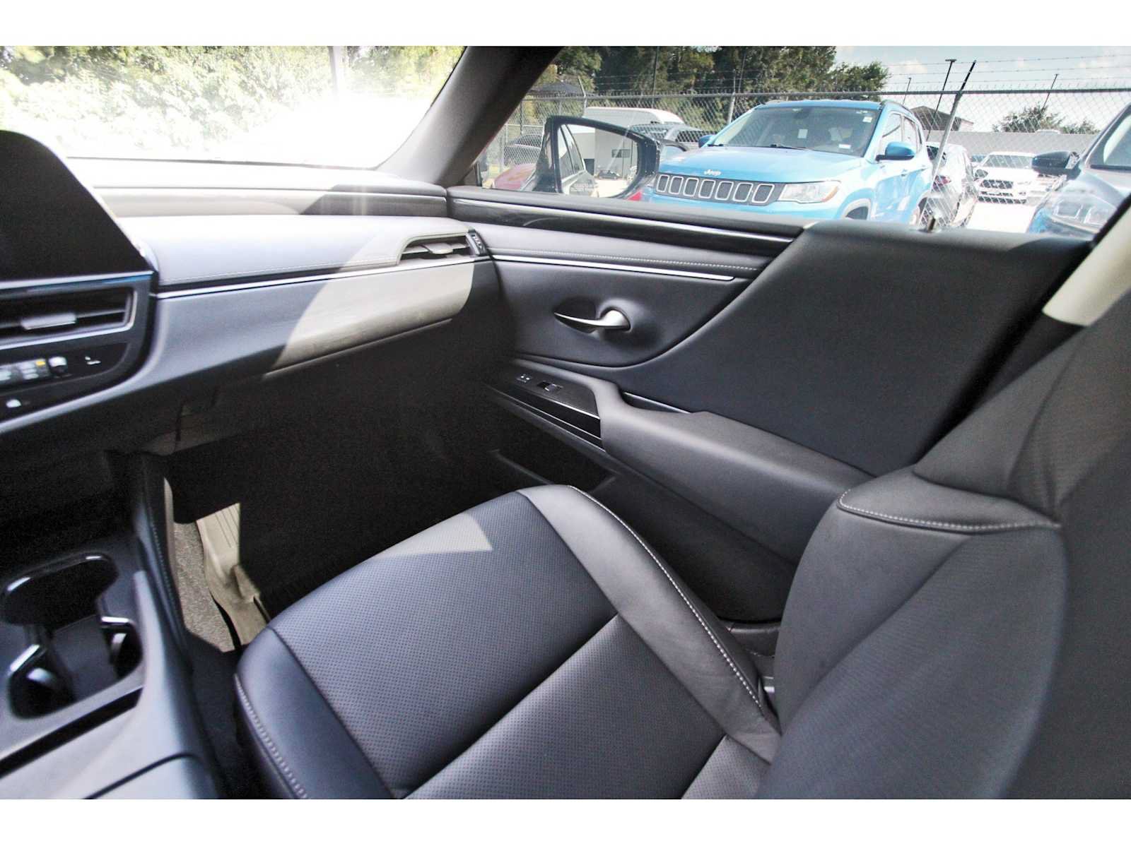 Used 2025 Lexus ES 350 w/ Accessory Package (Z1) FWD image 8