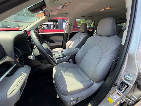 Used 2023 Toyota Highlander LE image 5