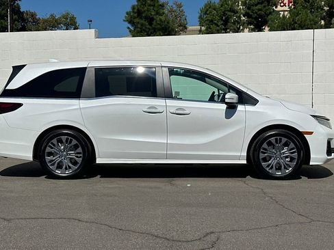 New 2026 Honda Odyssey Touring image 3