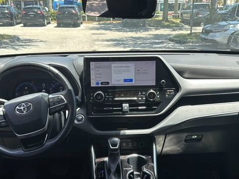 Used 2023 Toyota Highlander Platinum FWD image 13
