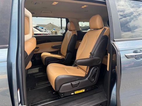 Used 2024 Kia Carnival EX FWD image 18