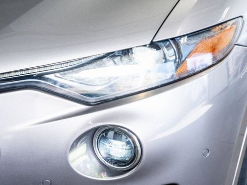 Used 2017 Maserati Levante w/ Luxury Package image 13