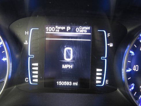 Used 2017 Chrysler Pacifica Touring-L FWD image 17