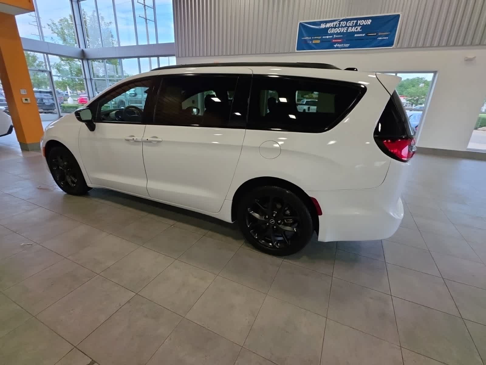 Used 2025 Chrysler Pacifica Limited FWD image 15