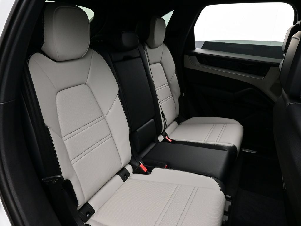 Certified 2025 Porsche Cayenne E-Hybrid AWD/4WD image 17