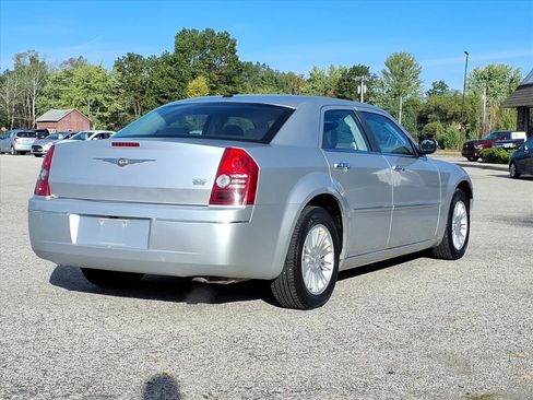Used 2010 Chrysler 300 Touring w/ Comfort/Convenience Group image 4