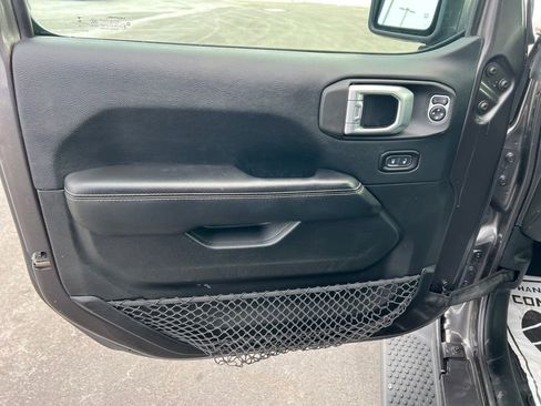 Used 2018 Jeep Wrangler Unlimited Sahara image 12