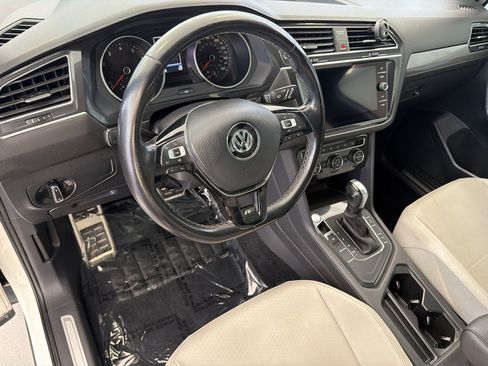 Used 2020 Volkswagen Tiguan SE R-Line FWD image 4